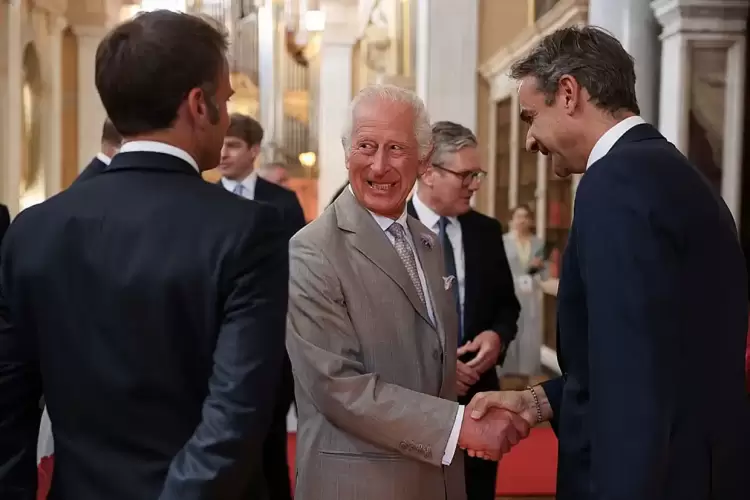 Τα κέφια του Βασιλιά Καρόλου: Ξεκαρδίζεται ενώ μιλά με Μητσοτάκη και Μακρόν