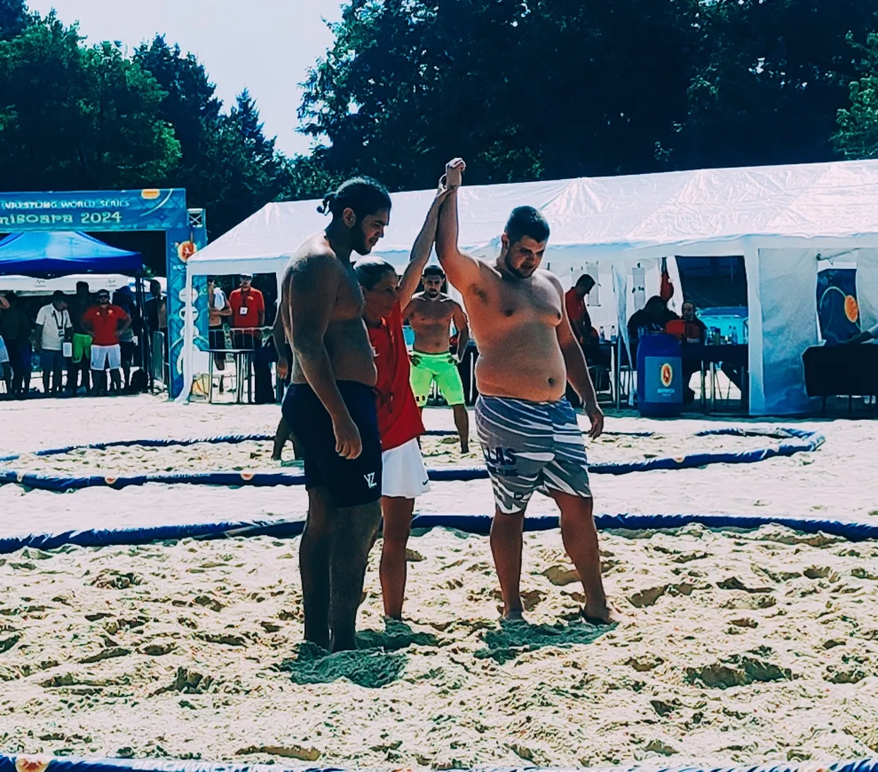 Το ασημένιο μετάλλιο στην κατηγορία των +90 κιλών πάλης στην άμμο κατέκτησε ο Ραφαήλ Γκιρνης με τα χρώματα της Εθνικής ομάδας Το ασημένιο μετάλλιο στην κατηγορία των +90 κιλών πάλης στην άμμο κατέκτησε ο Ραφαήλ Γκιρνης με τα χρώματα της Εθνικής ομάδας