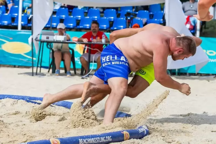 Το ασημένιο μετάλλιο στην κατηγορία των +90 κιλών πάλης στην άμμο κατέκτησε ο Ραφαήλ Γκιρνης με τα χρώματα της Εθνικής ομάδας Το ασημένιο μετάλλιο στην κατηγορία των +90 κιλών πάλης στην άμμο κατέκτησε ο Ραφαήλ Γκιρνης με τα χρώματα της Εθνικής ομάδας