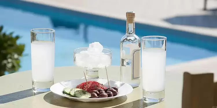 Τσίπουρο, τσικουδιά, ρακή: Ποιες είναι οι διαφορές τους – Τι ισχύει με το ούζο