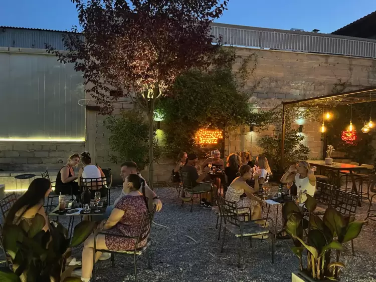 Βραδιά για τα αδέσποτα ζώα της Κατερίνης από το Raval Cocktail yard Βραδιά για τα αδέσποτα ζώα της Κατερίνης από το Raval Cocktail Yard