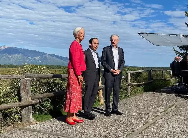 Οι τραπεζίτες στρέφονται σε μειώσεις επιτοκίων Οι τραπεζίτες στρέφονται σε μειώσεις επιτοκίων