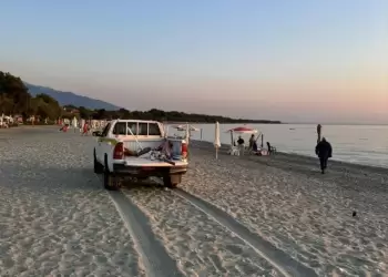 Απομάκρυνση τοποθετημένων ομπρελών από την παραλία Νέου Παντελεήμονα