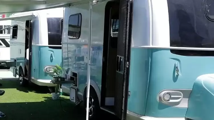 Η έλευση ξένων αυτοκινούμενων τροχόσπιτων στη Β. Ελλάδα Η έλευση ξένων αυτοκινούμενων τροχόσπιτων στη Β. Ελλάδα