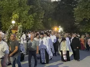 Ιερά Μονή Μακρυράχης: Μέγας Πανηγυρικός Εσπερινός, Επιτάφιος και τα εγκώμια της Παναγίας