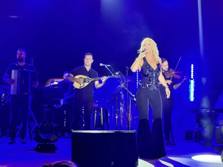 Μάγεψε και ξεσήκωσε το κοινό η Πέγκυ Ζήνα καλεσμένη από τον Πολιτιστικό Σύλλογο Νέας Εφέσσου