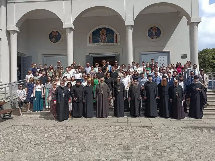 Ο Μητροπολίτης Κίτρους Γεώργιος με νέους από την Κατερίνη στη Σερβία Ο Μητροπολίτης Κίτρους Γεώργιος με νέους από την Κατερίνη στη Σερβία