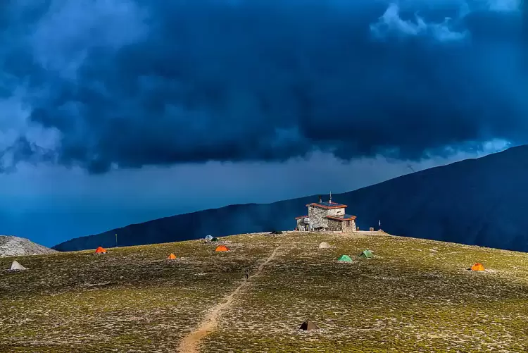 Όλυμπος: Ορειβάτισσα τραυματίστηκε και την παρέλαβε ελικόπτερο του Πυροσβεστικού Σώματος.