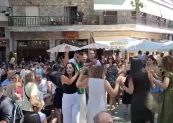 οσμοπλημμύρα τον Δεκαπενταύγουστο στο Λιβάδι Ελασσόνας – Γλέντι με φαγητό και χορό κάτω από τον αιωνόβιο πλάτανο