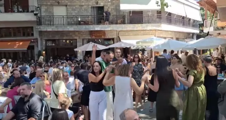 οσμοπλημμύρα τον Δεκαπενταύγουστο στο Λιβάδι Ελασσόνας – Γλέντι με φαγητό και χορό κάτω από τον αιωνόβιο πλάτανο