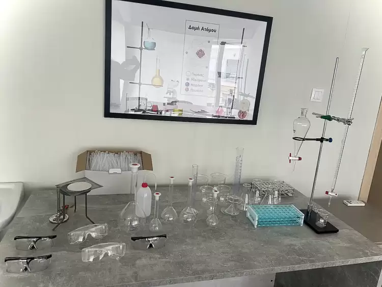 Σπουδές υψηλού επιπέδου στο ΙΕΚ ΛΥΔΙΑ με την ίδρυση του Χημικού Εργαστηρίου