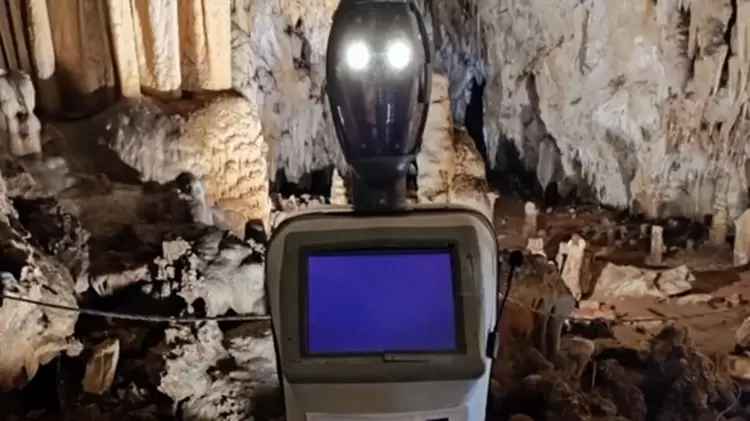 Το Hi Tech σπήλαιο Αλιστράτης και το ρομπότ Περσεφόνη που μιλάει και Ποντιακά