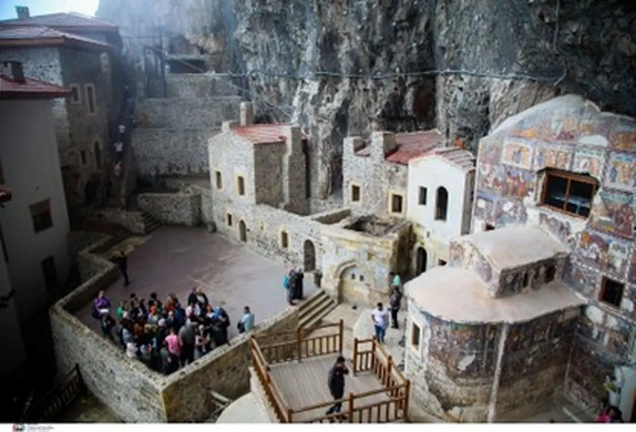 Το Πάσχα του καλοκαιριού και τα πανηγύρια ανά την Ελλάδα, ο Πατριάρχης στην Ίμβρο και οι άγγελοι που πληγώνουμε Το Πάσχα του καλοκαιριού και τα πανηγύρια ανά την Ελλάδα, ο Πατριάρχης στην Ίμβρο και οι άγγελοι που πληγώνουμε