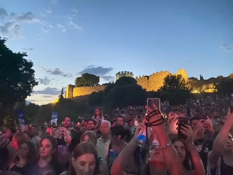 Ξεσήκωσε το κοινό η Μαρίνα Σάττι στο κάστρο του Πλαταμώνα