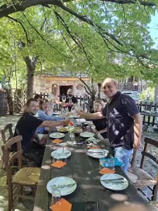 Αυστραλοί δημοσιογράφοι φιλοξενήθηκαν από τον επιχειρηματία της «Φάρμας Φωτιάδη» και επισκέφτηκαν το «Κτήμα Κούρτη»