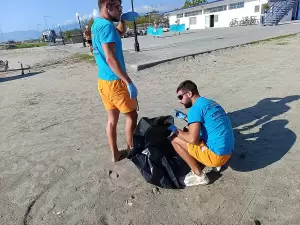 Εθελοντικός καθαρισμός παραλίας από τους ναυαγοσώστες της Lifeguard Patrol, Τετάρτη, 11 Σεπτεμβρίου 2024