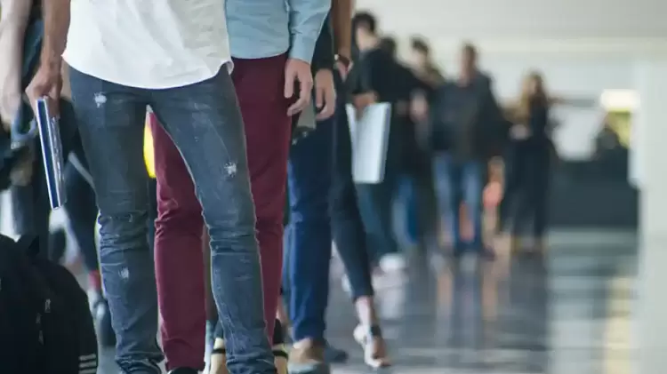 Κάτω από το 10% το ποσοστό ανεργίας - Έπεσε στο 9,8% το β' τρίμηνο του έτους Κάτω από το 10% το ποσοστό ανεργίας έπεσε στο 9,8% το β’ τρίμηνο του έτους