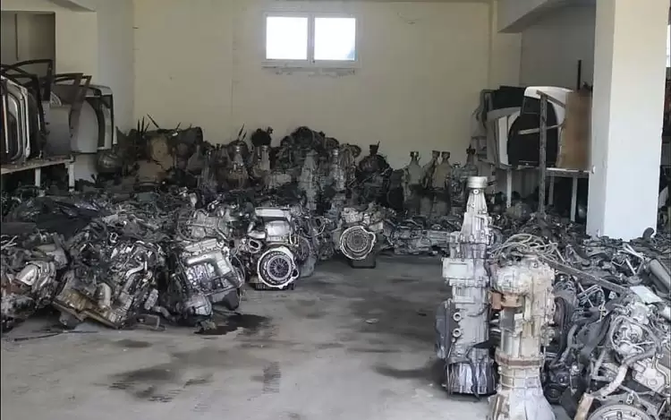 Κλεμμένους κινητήρες από ΙΧ, έκρυβαν σε μάντρες, σε Πιερία – Θεσσαλονίκη (εικόνες)