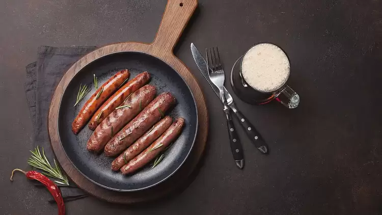 Λουκάνικα Wurst και μαύρη μπύρα 