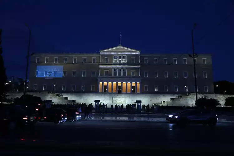 Με την φωταγώγηση του Μεγάρου της η Βουλή των Ελλήνων τιμά τη Διεθνή Ημέρα Νοηματικών Γλωσσών Με την φωταγώγηση του Μεγάρου της η Βουλή των Ελλήνων τιμά τη Διεθνή Ημέρα Νοηματικών Γλωσσών