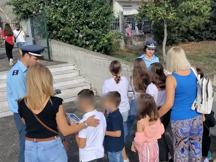 Οι αστυνομικοί ενημερώνουν στους μαθητές της Κεντρικής Μακεδονίας Οι αστυνομικοί ενημερώνουν στους μαθητές της Κεντρικής Μακεδονίας
