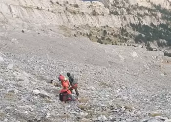 Όλυμπος: Ολοκληρώθηκε η επιχείρηση διάσωσης και η μεταφορά της τραυματισμένης ορειβάτισσας