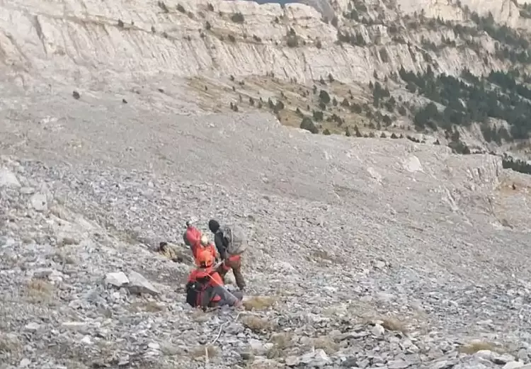 Όλυμπος: Ολοκληρώθηκε η επιχείρηση διάσωσης και η μεταφορά της τραυματισμένης ορειβάτισσας