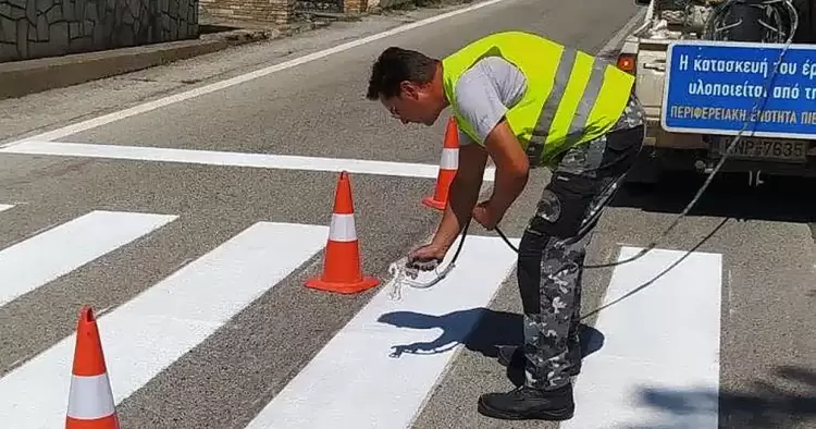Πιερία: Εργασίες συντήρησης διαβάσεων στο οδικό δίκτυο Πιερία: Εργασίες συντήρησης διαβάσεων στο οδικό δίκτυο