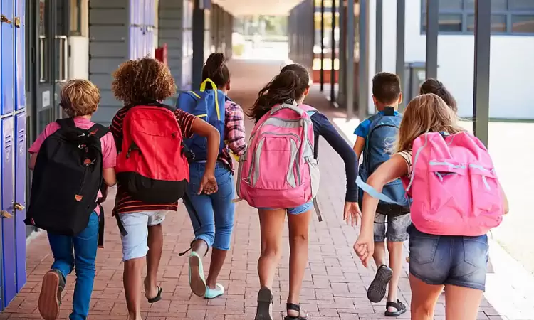 Πότε ανοίγουν τα σχολεία: Όλες οι αλλαγές σε απουσίες, αποβολές, κινητά και Bullying