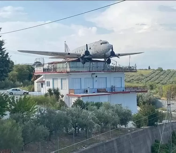 Το "Καφέ-Αεροπλάνο" στο Αιγίνιο Το “Καφέ Αεροπλάνο” στο Αιγίνιο