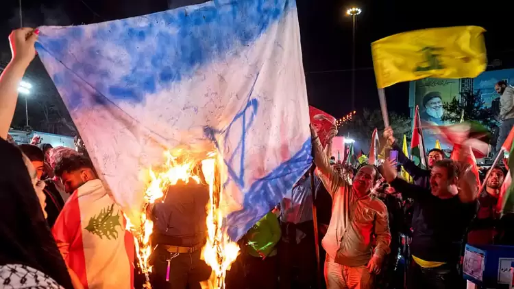 New York Times – Ανάλυση: Πόλεμος στη Μέση Ανατολή – Επιβίωση με τέσσερις εχθρούς για το Ισραήλ – Γιατί επιτέθηκε με 200 πυραύλους το Ιράν