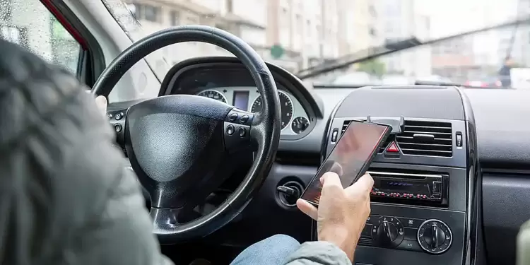 Έρευνα: Το 2,1% των οδηγών μιλούν στα κινητά όταν σταματούν σε διασταυρώσεις Έρευνα: Το 2,1% των οδηγών μιλούν στα κινητά όταν σταματούν σε διασταυρώσεις