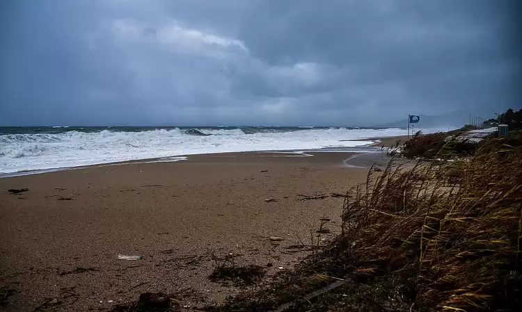 Ο καιρός σήμερα, Σάββατο 19/10: Αυξημένες νεφώσεις με ασθενείς τοπικές βροχές