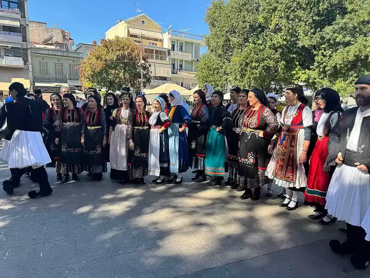 Η Κατερίνη γιόρτασε τα Ελευθέρια με παραδοσιακούς χορούς από το πολιτιστικό σωματείο «Χοροστάτες» Η Κατερίνη γιόρτασε τα Ελευθέρια με παραδοσιακούς χορούς από το πολιτιστικό σωματείο «Χοροστάτες»
