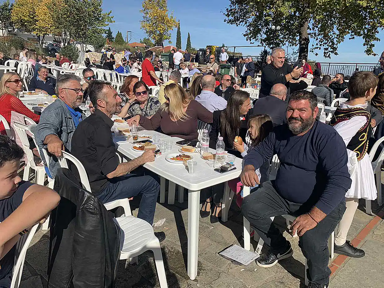 Κατερίνη - Μεσαία Μηλιά: Γιορτή Τσίπουρου και έκθεση τοπικών προϊόντων (εικόνες και βίντεο) Κατερίνη – Μεσαία Μηλιά: Γιορτή τσίπουρου και Έκθεση τοπικών Προϊόντων