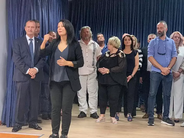 Με παράλληλη διερμηνεία στην Νοηματική Γλώσσα η παρουσίαση της «Επιμελητηριακής Πορείας» Με παράλληλη διερμηνεία στην Νοηματική Γλώσσα η παρουσίαση της «Επιμελητηριακής Πορείας»