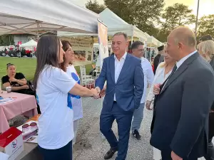 Τοπικά προϊόντα δώρισε ο Δήμαρχος Δίου - Ολύμπου Β. Γερολιόλιος στον Υφυπουργό Χρ. Κέλλα Τοπικά προϊόντα δώρισε ο Δήμαρχος Δίου – Ολύμπου Β. Γερολιόλιος στον Υφυπουργό Χρ. Κέλλα