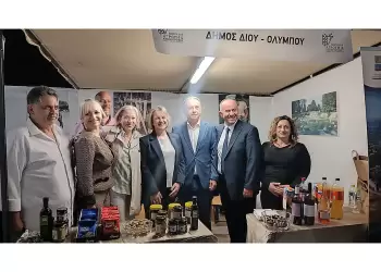 Τοπικά προϊόντα δώρισε ο Δήμαρχος Δίου – Ολύμπου Β. Γερολιόλιος στον Υφυπουργό Χρ. Κέλλα