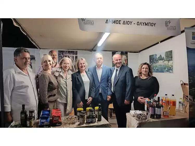 Τοπικά προϊόντα δώρισε ο Δήμαρχος Δίου - Ολύμπου Β. Γερολιόλιος στον Υφυπουργό Χρ. Κέλλα Τοπικά προϊόντα δώρισε ο Δήμαρχος Δίου – Ολύμπου Β. Γερολιόλιος στον Υφυπουργό Χρ. Κέλλα