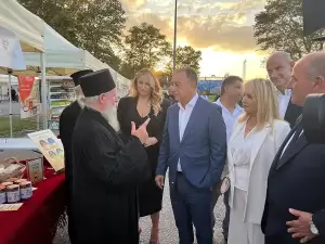 Τοπικά προϊόντα δώρισε ο Δήμαρχος Δίου - Ολύμπου Β. Γερολιόλιος στον Υφυπουργό Χρ. Κέλλα Τοπικά προϊόντα δώρισε ο Δήμαρχος Δίου – Ολύμπου Β. Γερολιόλιος στον Υφυπουργό Χρ. Κέλλα