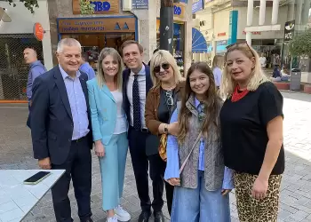 Βόλτα με τον βουλευτή Δημήτρη Μάντζο μετά την παρέλαση του τοπικού  ΠΑΣΟΚ