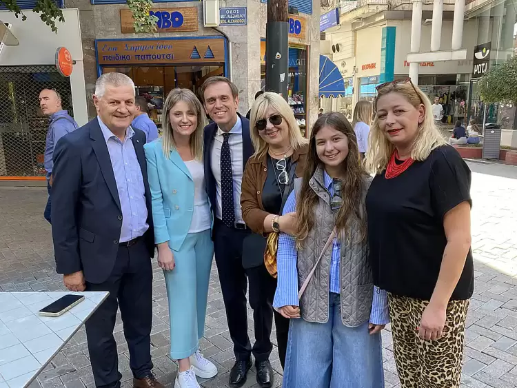 Βόλτα με τον βουλευτή Δημήτρη Μάντζο μετά την παρέλαση του τοπικού  ΠΑΣΟΚ