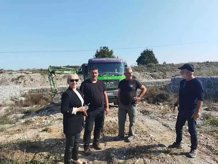 Η Π.Ε. Πιερίας συνεχίζει με αμείωτο ρυθμό τις εργασίες καθαρισμού ρεμάτων και τάφρων Η Π.Ε. Πιερίας συνεχίζει με αμείωτο ρυθμό τις εργασίες καθαρισμού ρεμάτων και τάφρων