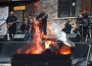 Ξεσήκωσαν το Ελατοχώρι οι Argon Band – Χαμός στο Γαστρονομικό Φεστιβάλ του Βουνού και του Δάσους
