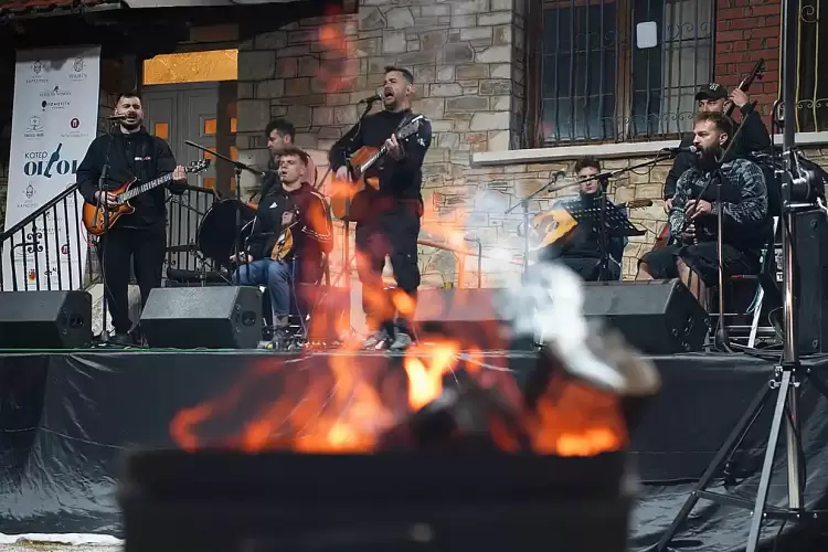 Ξεσήκωσαν το Ελατοχώρι οι Argon Band – Χαμός στο Γαστρονομικό Φεστιβάλ του Βουνού και του Δάσους