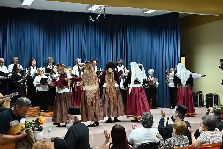 Η χορωδία του Πολιτιστικού συλλόγου Μικρασιατών Νέας Εφέσου «ο Ηράκλειτος» (βίντεο) Η χορωδία του Πολιτιστικού συλλόγου Μικρασιατών Νέας Εφέσου «ο Ηράκλειτος»