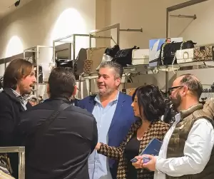 Ο υπ. πρόεδρος του Επιμελητηρίου Πιερίας κ. Κώστα Πίτσιας στα καταστήματα της πόλης