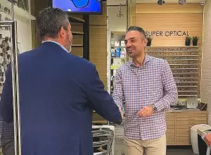 Ο υπ. πρόεδρος του Επιμελητηρίου Πιερίας κ. Κώστα Πίτσιας στα καταστήματα της πόλης