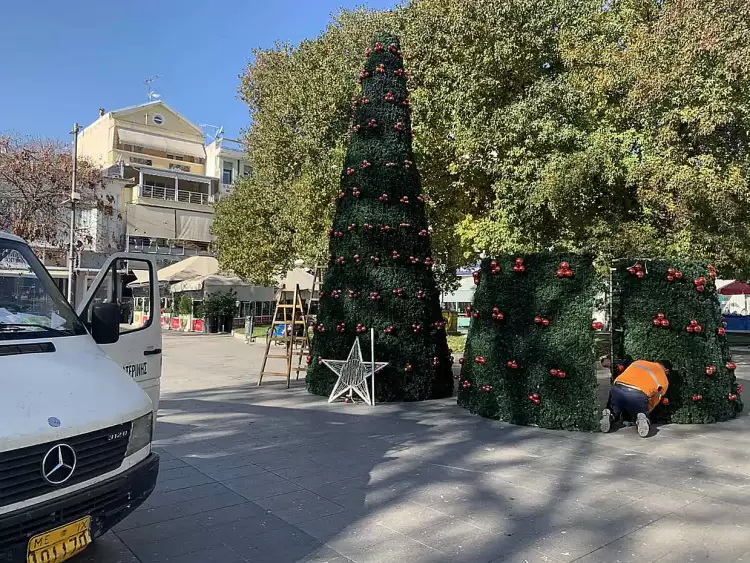 Κατερίνη: Ετοιμάζεται η πόλη για τα Χριστούγεννα (εικόνες)