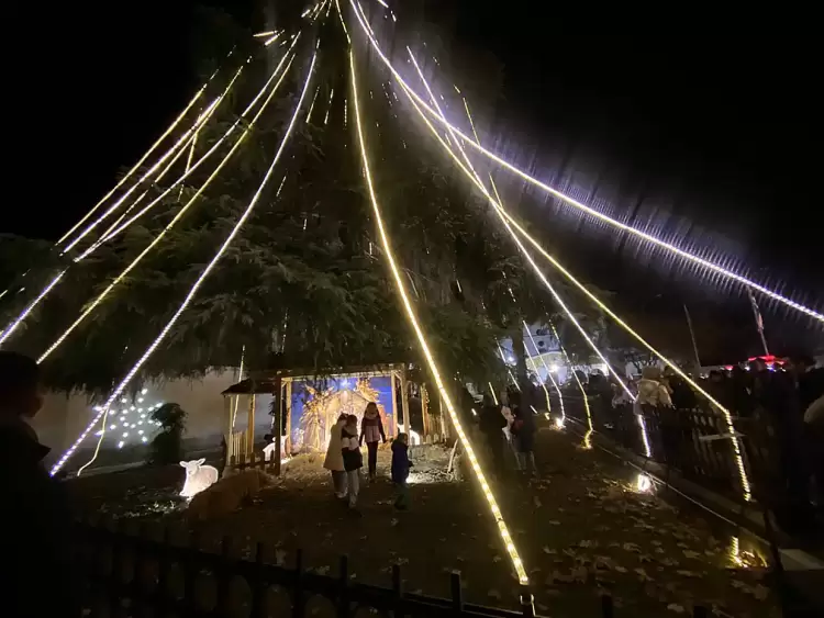 Κατερίνη: Φωταγωγήθηκε το Χριστουγεννιάτικο δέντρο της Μητρόπολης